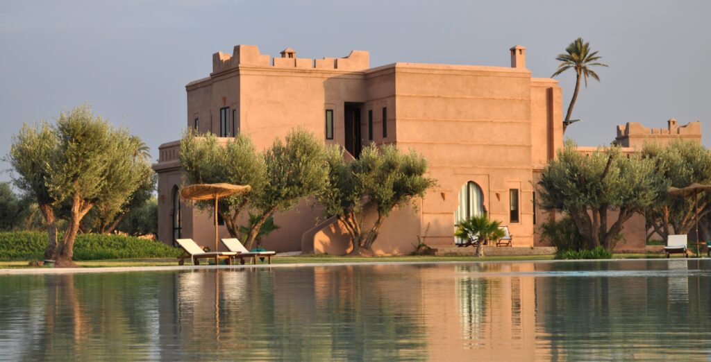 Luxury hotel in Morocco with extensive swimming pool - Villa Handmade