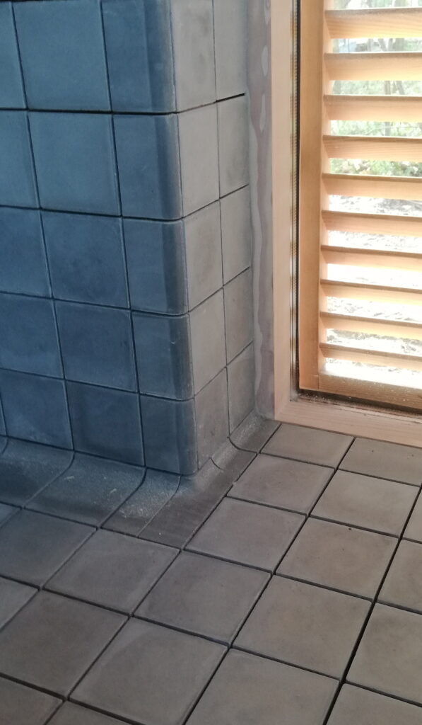 Discover handmade edge tiles in marble-cement — elegant curved tiles for seamless wall to wall transitions, crafted in Danish design.