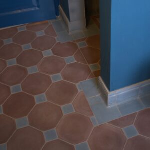 Discover handmade coved corner tiles in marble-cement — elegant curved tiles for seamless wall and floor transitions, crafted in Danish design.