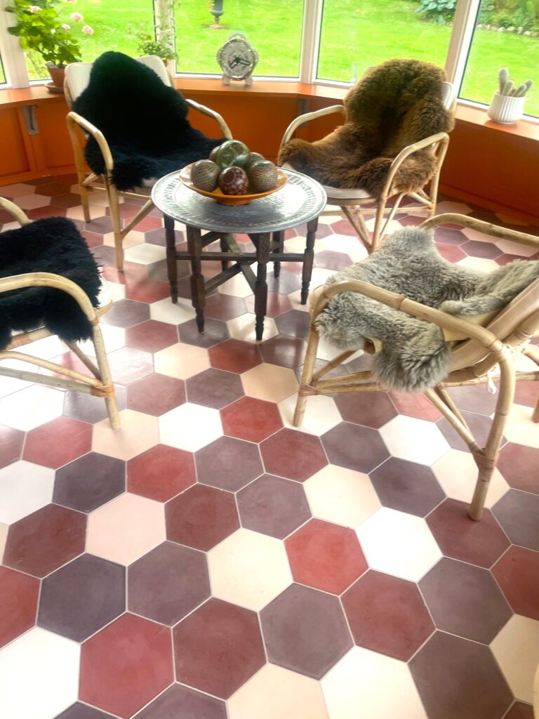 This handmade encaustic cement tile in classic style brings timeless elegance to your interior. An hexagon shape in Nordic colors.