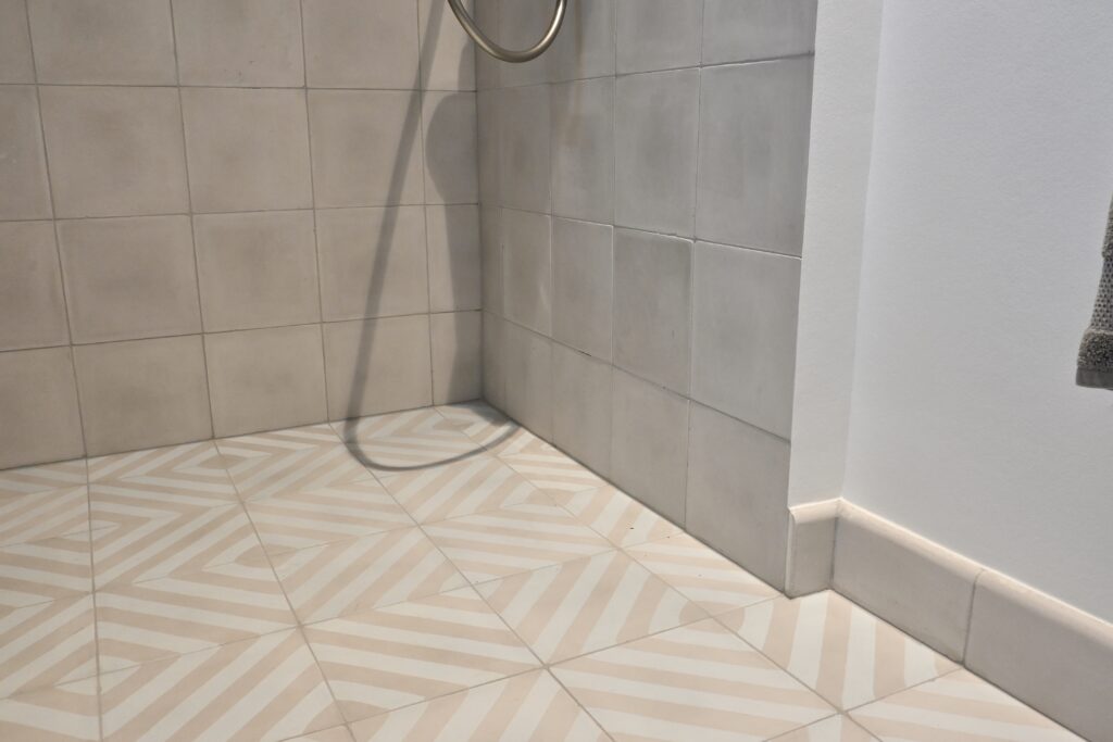 Discover handmade curved skirting tiles in marble-cement — elegant curved tiles for seamless floor to wall transitions, crafted in Danish design.