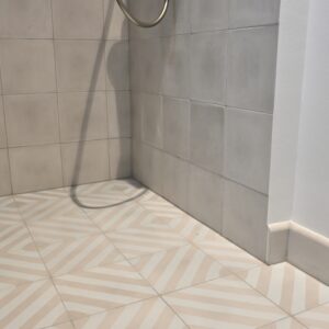 Discover handmade curved skirting tiles in marble-cement — elegant curved tiles for seamless floor to wall transitions, crafted in Danish design.