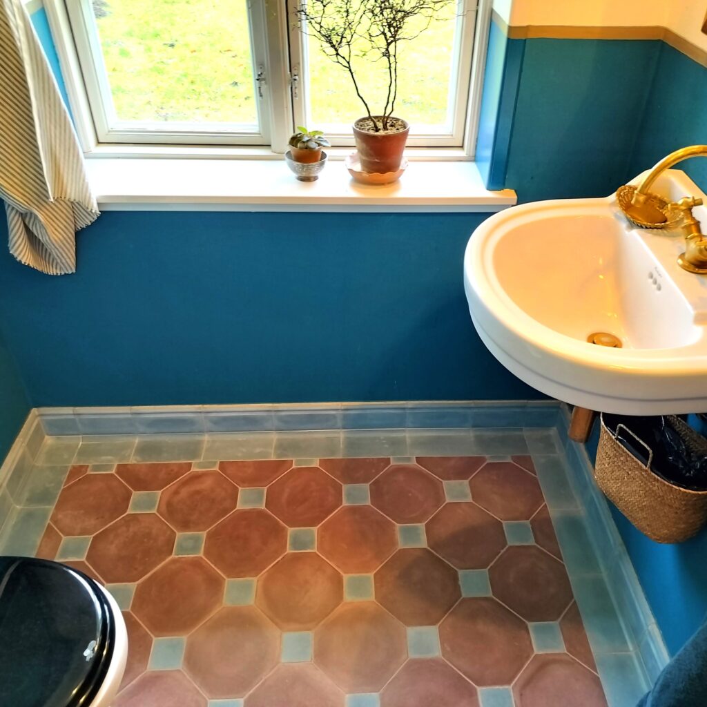 This handmade encaustic cement tile in classic style brings timeless elegance to your interior. A refined shape in Nordic colors.