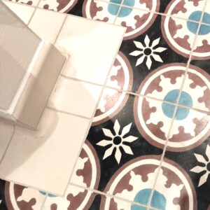 Discover handmade coved corner tiles in marble-cement — elegant curved tiles for seamless wall and floor transitions, crafted in Danish design.