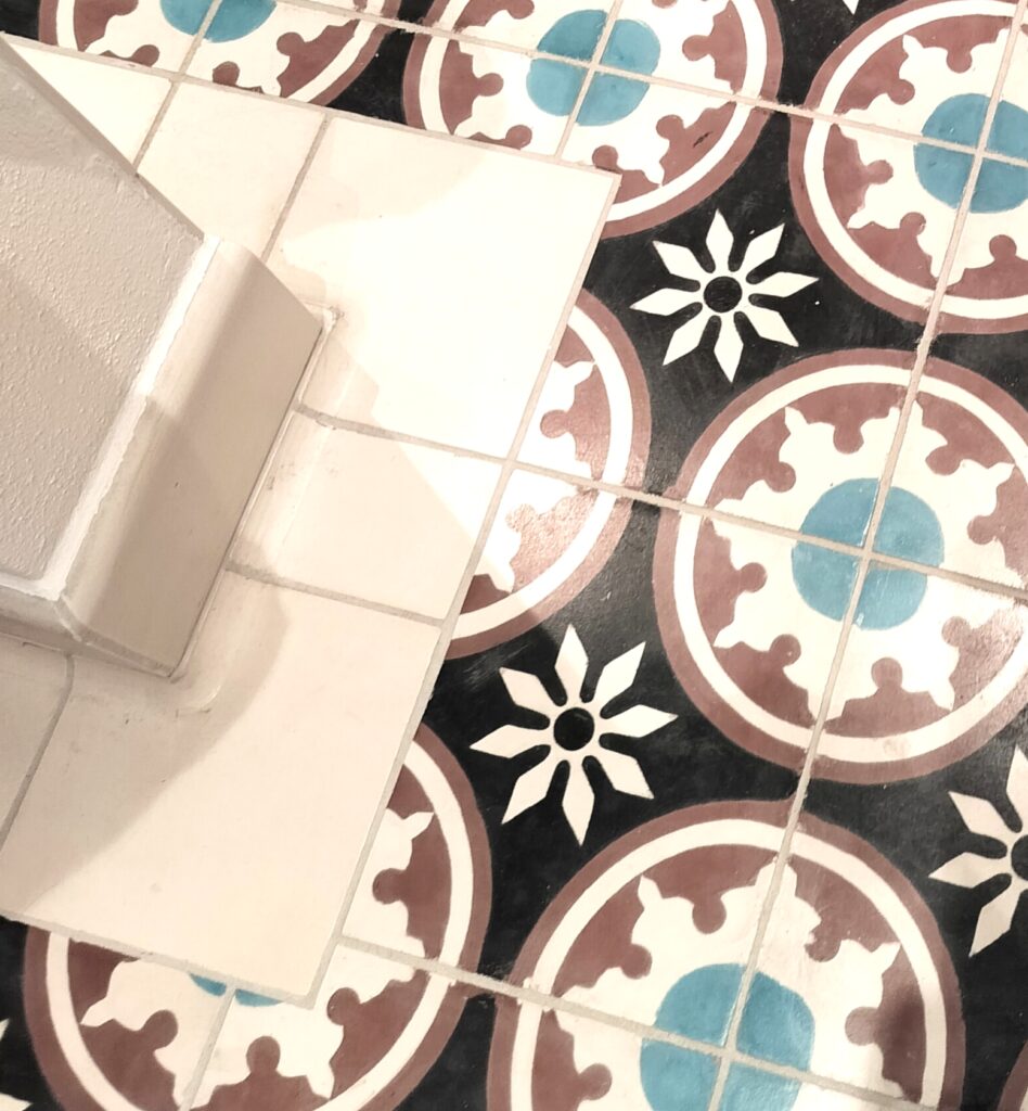 Discover handmade coved corner tiles in marble-cement — elegant curved tiles for seamless wall and floor transitions, crafted in Danish design.