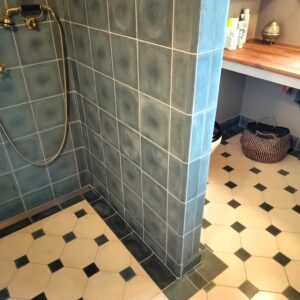 Discover handmade edge tiles in marble-cement — elegant curved tiles for seamless wall to wall transitions, crafted in Danish design.