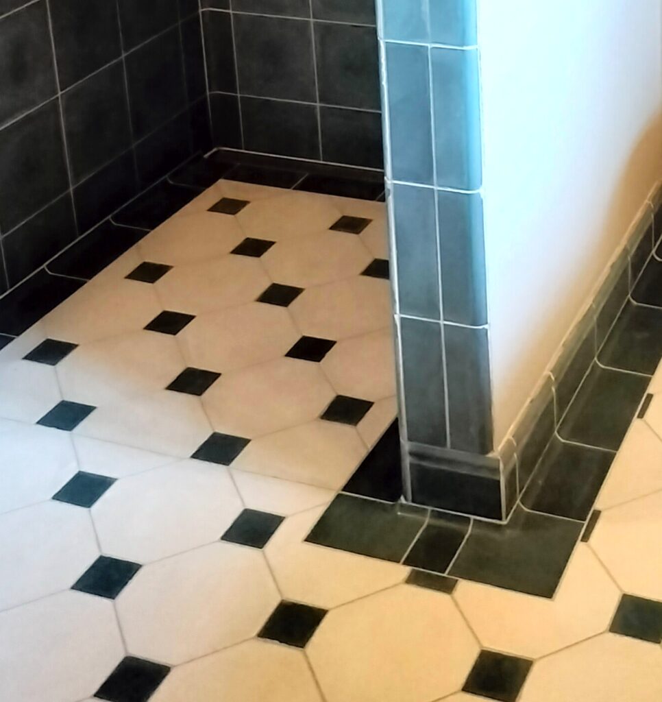 Discover handmade coved corner tiles in marble-cement — elegant curved tiles for seamless wall and floor transitions, crafted in Danish design.