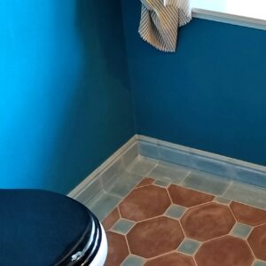 Discover handmade coved corner tiles in marble-cement — elegant curved tiles for seamless wall and floor transitions, crafted in Danish design.