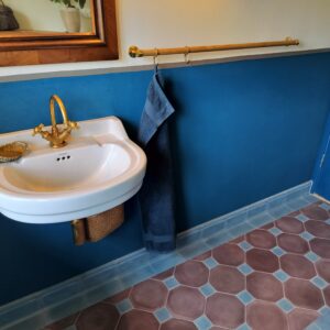 Discover handmade coved corner tiles in marble-cement — elegant curved tiles for seamless wall and floor transitions, crafted in Danish design.