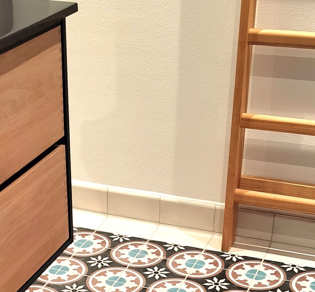 Discover handmade curved skirting tiles in marble-cement — elegant curved tiles for seamless floor to wall transitions, crafted in Danish design.